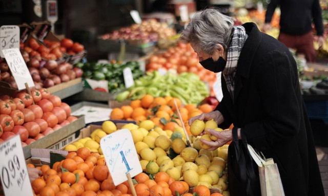 Τα «καμπανάκια» των δημοσκοπήσεων δίνουν τον τόνο της προεκλογικής διαμάχης