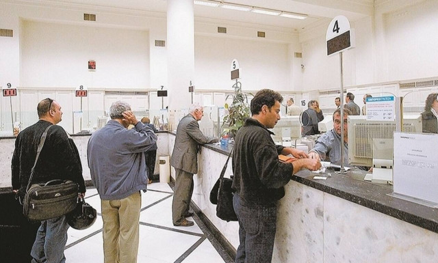 ΕΕΤ: Με μάσκα οι συναλλαγές στα υποκαταστήματα των τραπεζών