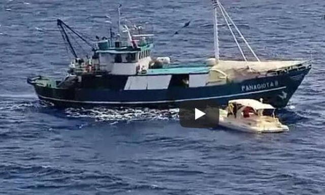 H δραματική στιγμή που το Blue Star Naxos εντοπίζει σκάφος σε κίνδυνο