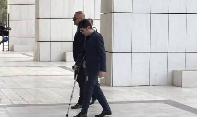 Μένιος Φουρθιώτης: Στο δικαστήριο με μπαστούνι για την υπόθεση με την Τζούλια Αλεξανδράτου