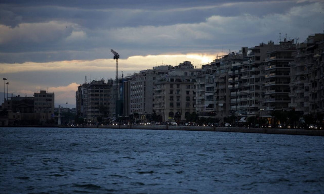 Θεσσαλονίκη: Νεαρός βούτηξε και έσωσε γυναίκα από τα νερά του Θερμαϊκού