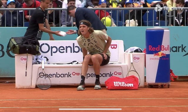 Στέφανος Τσιτσιπάς: «Τρόμαξε» άπαντες με την άσχημη πτώση του – Ξεκίνημα με ήττα στη Μαδρίτη (vids)