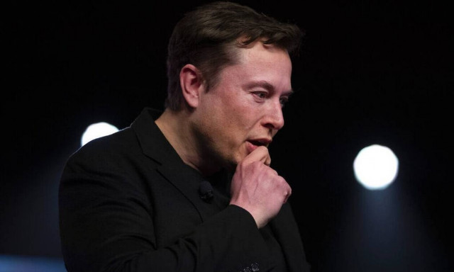 Έλον Μασκ: Πιθανό το ενδεχόμενο χρέωσης στο Twitter