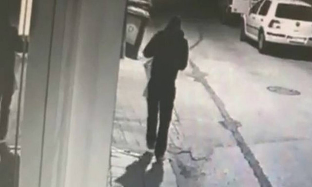 Κατερίνη: Γκαφατζής διαρρήκτης άφησε το σφυρί στη βιτρίνα που έσπασε και γύρισε να το πάρει!