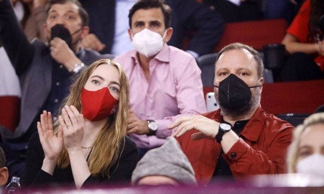 Ολυμπιακός – Μονακό: Η Έμα Στόουν και ο Γιώργος Λάνθιμος στο ΣΕΦ (pics)