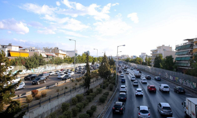 Κίνηση live: Στο «κόκκινο» η Αττική, ποιοι δρόμοι είναι κολλημένοι