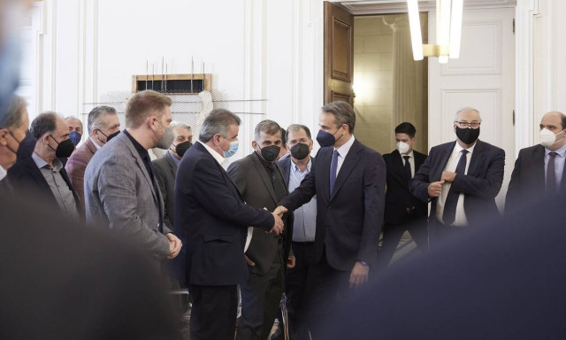 Mayors of mountain villages meet with PM Mitsotakis over development prospects