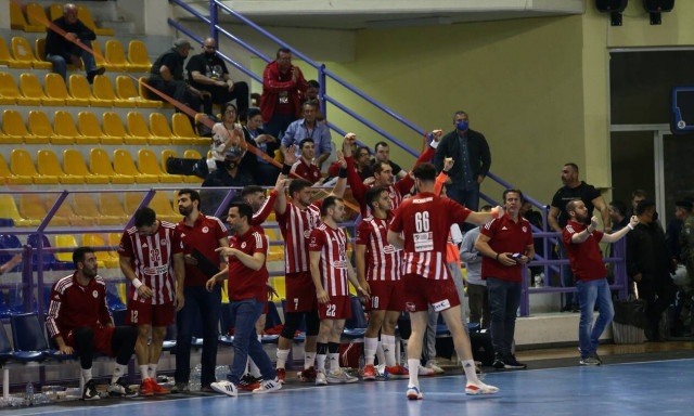 ΑΕΚ – Ολυμπιακός: Ένταση και προσωρινή διακοπή - Στα αποδυτήρια οι «ερυθρόλευκοι» (video)