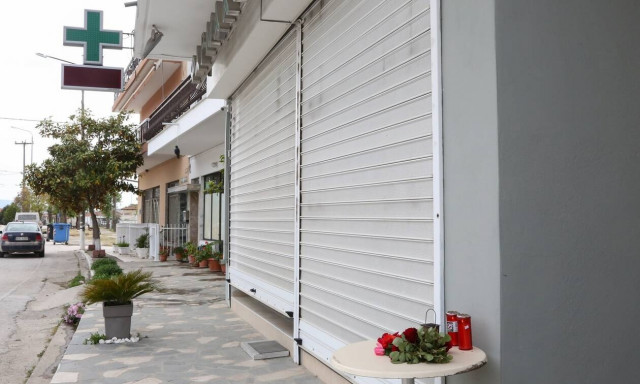 Καβάλα: Συγκίνηση έξω από το φαρμακείο της 43χρονης που δολοφονήθηκε - Το χρονικό της τραγωδίας