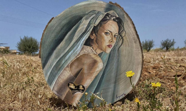 Αντρεανή Νικολαΐδου: Η γραφίστρια που ζωγραφίζει σε κορμούς δέντρων