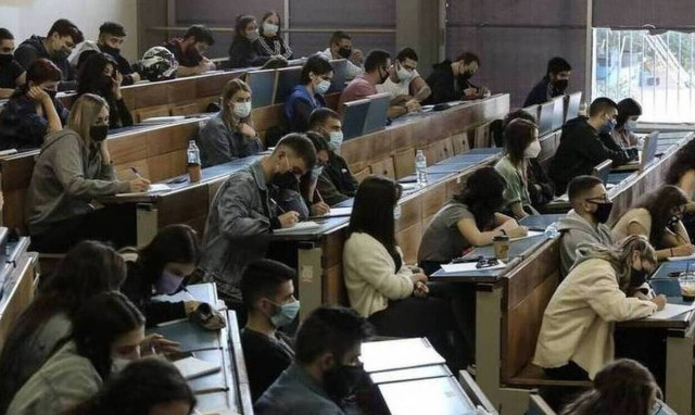 Αν κάποιος εργάζεται και σπουδάζει ταυτόχρονα, ο ΟΑΕΔ του προσφέρει ένα επίδομα που του επιτρέπει να