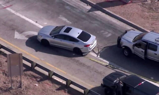 Περιπολικό ακινητοποιεί ύποπτο όχημα με σύστημα αρπάγης (vid)