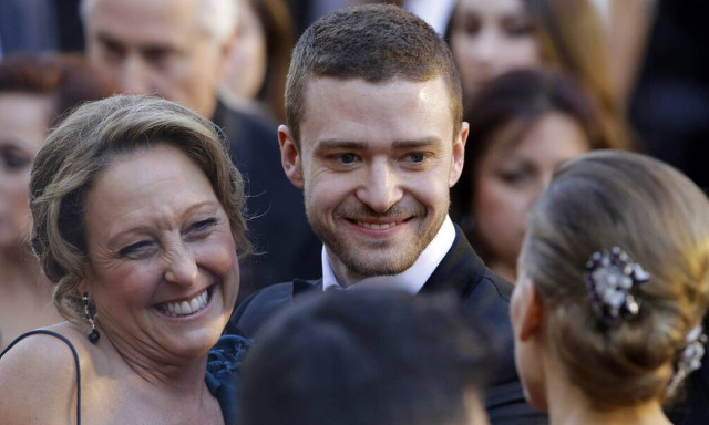 Γιορτή της μητέρας: Σταρ του Χόλιγουντ που δεν κάνουν χωρίς τη μαμά τους