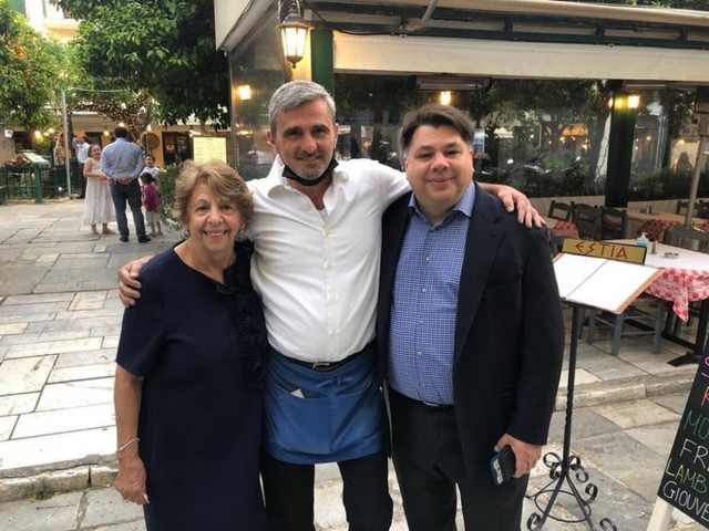 Η βόλτα του νέου πρέσβη των ΗΠΑ στην Πλάκα και η συνάντηση με συγχωριανό του