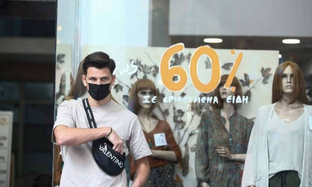 Ενδιάμεσες εκπτώσεις: Ανοικτά σήμερα τα καταστήματα – Ποιες ώρες θα λειτουργήσουν