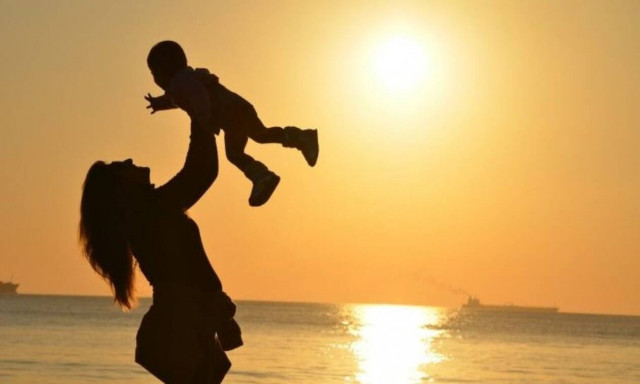 Δέκα μαντινάδες αφιερωμένες στην υπέρτατη Ελληνίδα μάνα