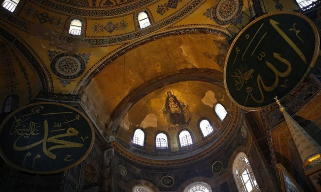 Εικόνες ντροπής στην Αγιά Σοφιά - Έσπασαν δεξαμενή νερού και την έκαναν παπουτσοθήκη