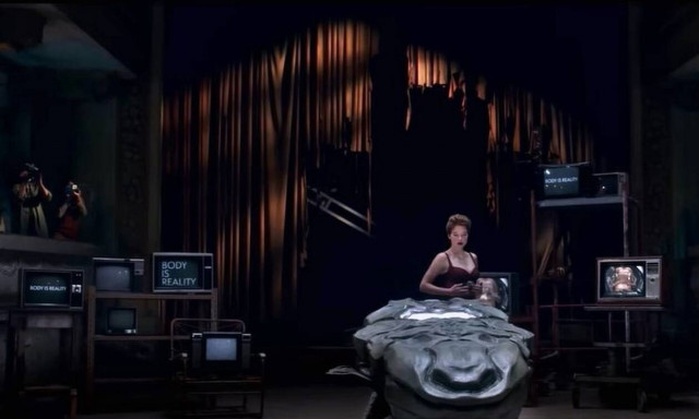 Η ταινία του Κρόνενμπεργκ που γυρίστηκε στην Αθήνα έχει ένα πολύ αλλόκοτο τρέιλερ