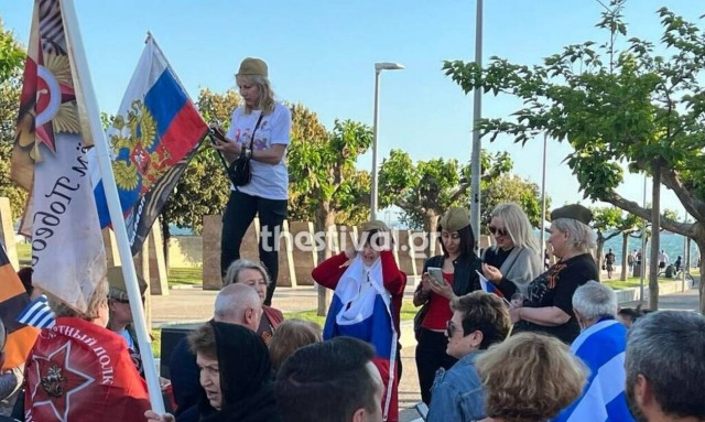 Θεσσαλονίκη: Συγκέντρωση Ρώσων και ομογενών στον Λευκό Πύργο – «Να ζήσει ο Πούτιν»
