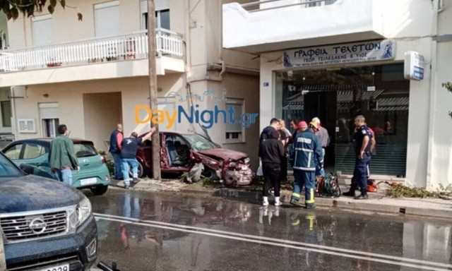 Σοβαρό τροχαίο στο Ρέθυμνο – Αυτοκίνητο «καρφώθηκε» ανάμεσα σε κολώνα και τοίχο σπιτιού