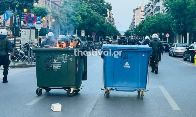 Θεσσαλονίκη: Ένταση μεταξύ κουκουλοφόρων και ΜΑΤ στην πορεία κατά της αστυνομικής παρουσίας στο ΑΠΘ