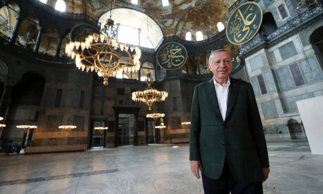 Ερντογάν: Βάζει την Αγιά Σοφιά στα νέα τουρκικά διαβατήρια