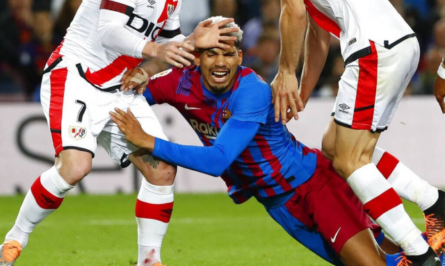 «Πάγωσαν» στο Καμπ Νου: Στο νοσοκομείο με διάσειση ο Ρόναλντ Αραούχο