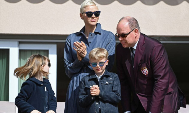 Ο πρίγκιπας Αλβέρτος «χρυσώνει» την πριγκίπισσα Σαρλίν για να είναι στο πλευρό του