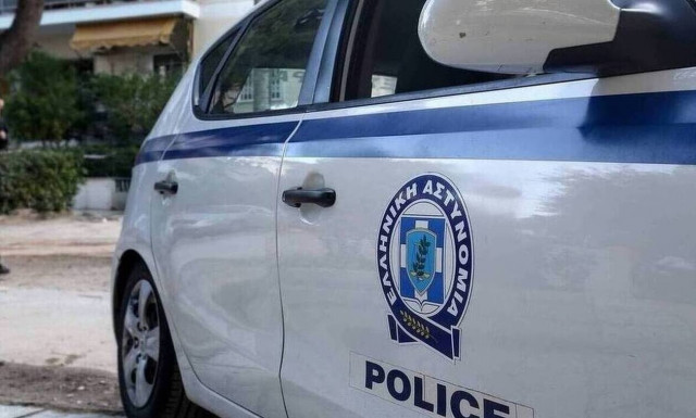 Πάτρα: Πέταξαν από το μπαλκόνι 60.000 ευρώ για να «σώσουν» τα παιδιά τους!