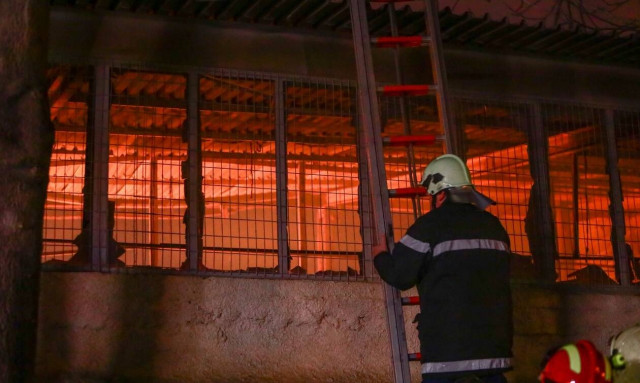 Φωτιά τώρα στην Ελευσίνα: Καίγεται επιχείρηση εμπορίας ξυλείας