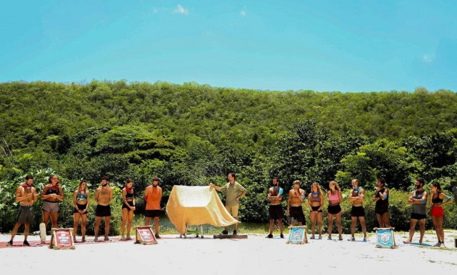 Survivor: Με δάκρυα και συγκίνηση το έπαθλο επικοινωνίας για την μπλε ομάδα (video)