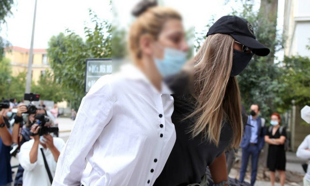 Η στιγμή της αποφυλάκισης του μοντέλου για την υπόθεση κοκαΐνης - Τι δήλωσε η μητέρα της
