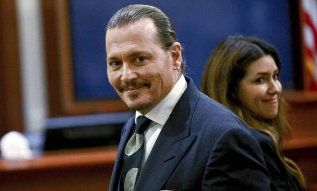 Φανατική θαυμάστρια του Τζόνι Ντεπ ξόδεψε 30.000 δολάρια για να παραστεί στη δίκη