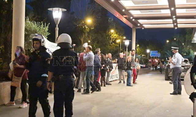 Συγκέντρωση υγειονομικών έξω από το ξενοδοχείο Κάραβελ