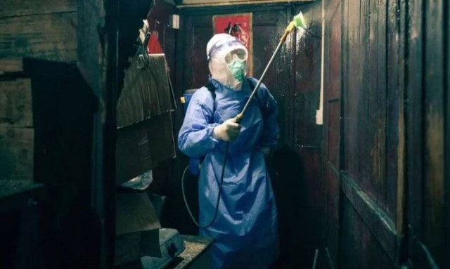 Σανγκάη: Το παιχνίδι των κρουσμάτων απομακρύνει την άρση του lockdown, τους ψεκάζουν και στα σπίτια