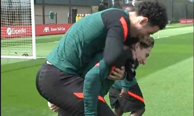 Κώστας Τσιμίκας: «Πάρτι» στην προπόνηση της Λίβερπουλ για τα γενέθλια του (video)