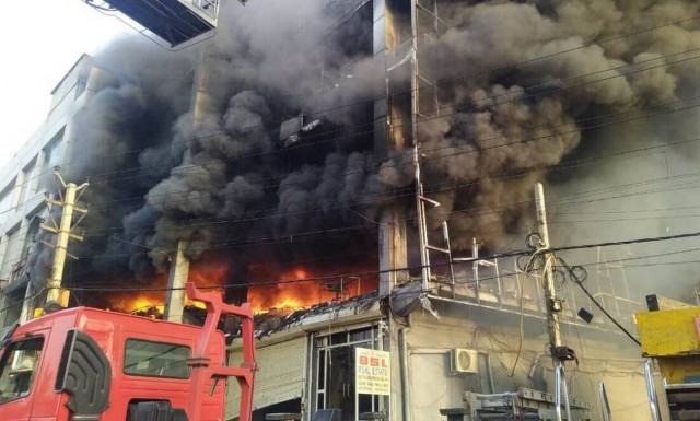 Ινδία: Τουλάχιστον 27 νεκροί και 40 τραυματίες από πυρκαγιά σε τετραώροφο κτίριο στο Νέο Δελχί
