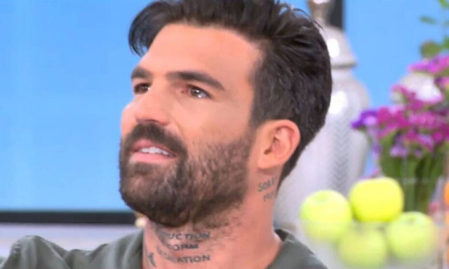 «Λύγισε» στον αέρα της εκπομπής ο Δημήτρης Αλεξάνδρου (video)