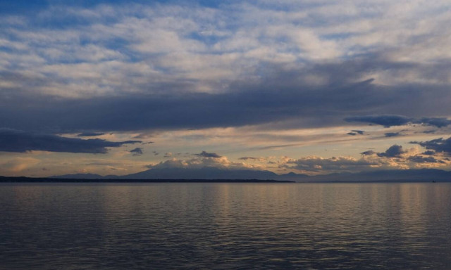 Καιρός: Παρασκευή και 13 με συννεφιά, βροχές και 30 βαθμούς - Η πρόγνωση για το Σαββατοκύριακο
