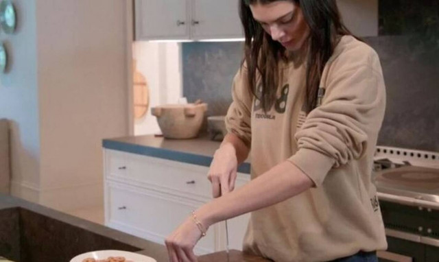 Κένταλ Τζένερ: Το viral βίντεο με το αγγούρι - Γιατί τρελάθηκε το Twitter