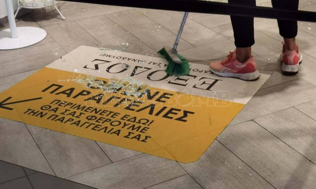 Αιγάλεω: Εικόνες καταστροφής μετά την εισβολή αυτοκινήτου στο εμπορικό κέντρο - Συνελήφθη ο οδηγός