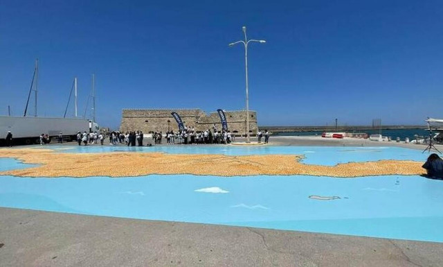 Ο πιο γλυκός... χάρτης - Σχημάτισαν με καλιτσούνια την Κρήτη και μπήκν στο βιβλίο ρεκόρ Γκίνες