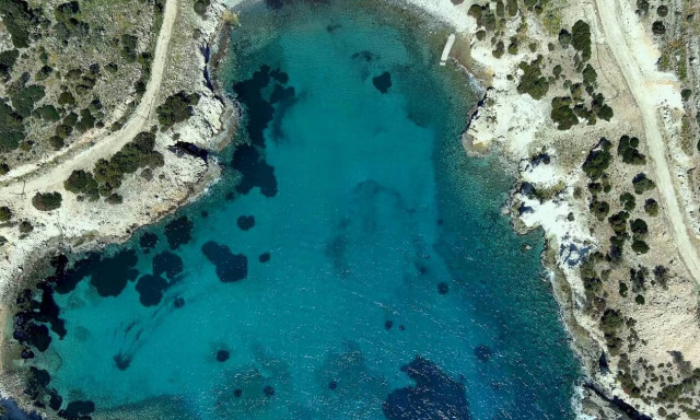 Η παραλία «σμαραγδένια καρδιά» στην Αίγινα (video)