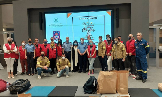 Πυροσβεστική: Έδωσε μέσα προστασίας σε δημοσιογράφους που καλύπτουν τις φωτιές