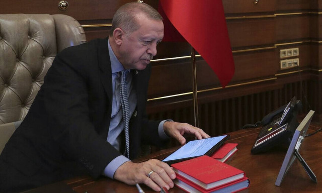 Ο σουλτάνος βρίσκει και τα κάνει…