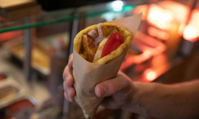 Ακρίβεια: Στα 3,50 ευρώ το τυλιχτό σουβλάκι - Πόσο κοστίζει ένα τραπέζι δυο ατόμων