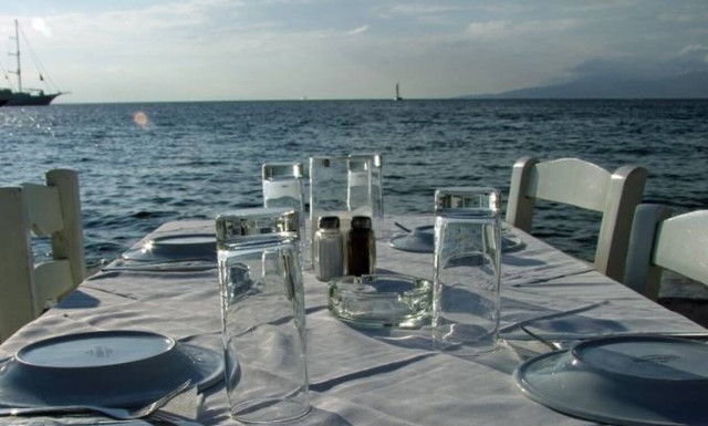 Χανιά: Χαμός σε γλέντι - Πιάστηκαν στα χέρια και κατέληξαν στα κρατητήρια