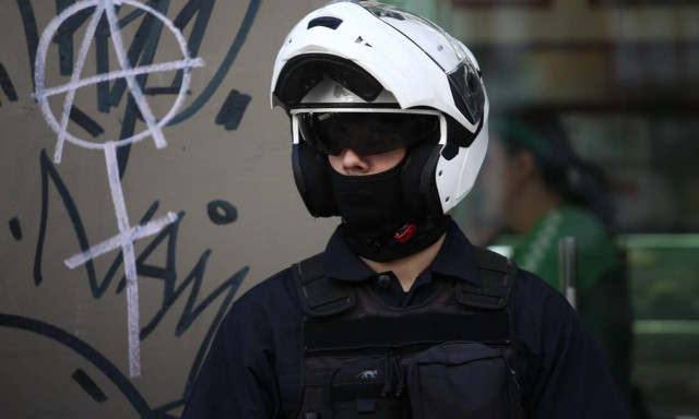 Κατερίνη: Η στιγμή που αστυνομικός της ομάδας ΔΙΑΣ έσωσε κοπέλα από πνιγμό