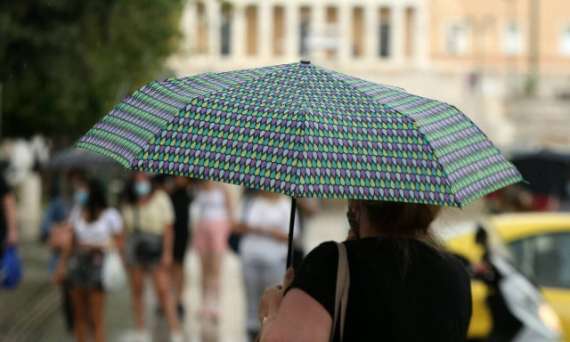 Καιρός meteo: Βροχές και καταιγίδες την Πέμπτη στα ανατολικά και νότια – «Βουτιά» του υδράργυρου