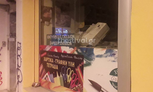 Θεσσαλονίκη: Άνδρας σε κατάσταση αμόκ έσπαγε βιτρίνες καταστημάτων με τούβλα